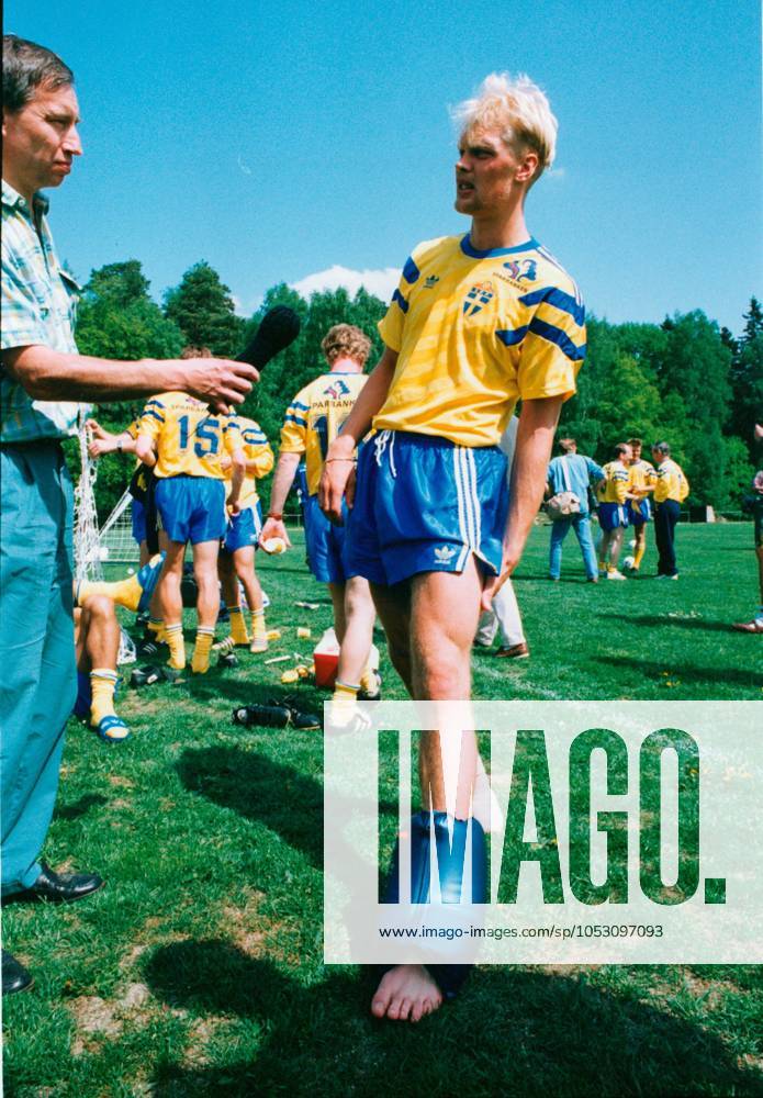 Klas Ingesson, soccer player Sweden national team, Nationalteam with injured foot and being interviewed by Jan Lorentzon, journalist Sweden, training action 1992 05 26 c THURESSON BÖRJE Aftonbladet IBL Bildbyra EXPRESSEN OUT AFTONBLADET 6036 Sweden football
