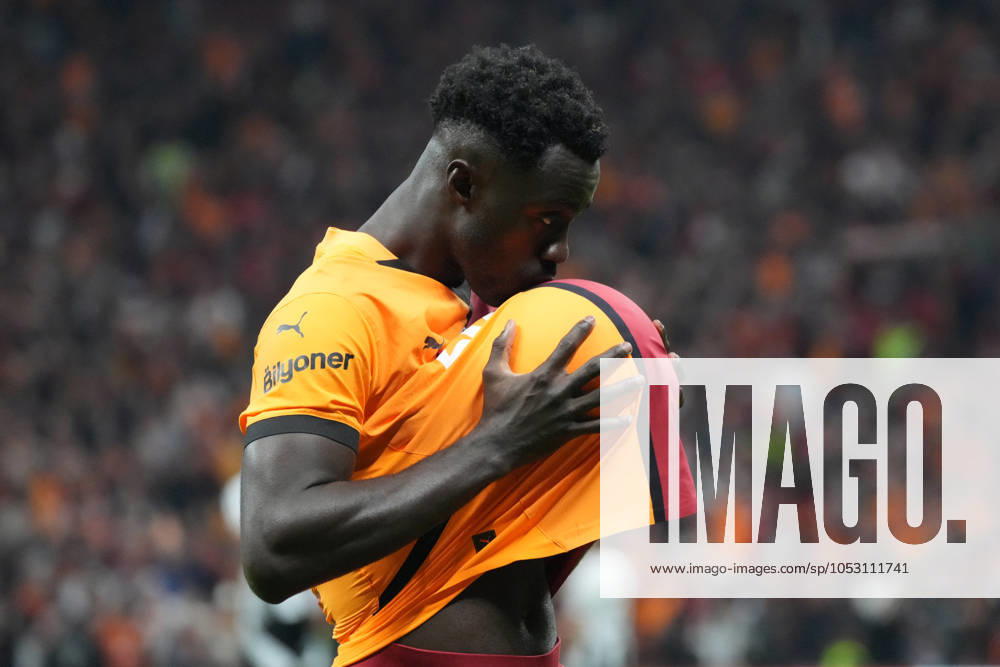 Bilder des Jahres 2024, Sport 10 Oktober Davinson Sanches of Galatasaray celebrates after scoring the first goal of his team with teammates during the Turkish Super League derby match between Galatasaray and Besiktas at Rams Park Stadium in Istanbul , Turkey on October 28 , 2024. ( Photo by Seskimphoto ) Istanbul Turkey Istanbul Turkey