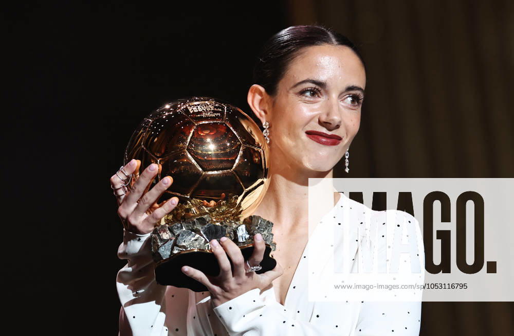 KW44 Bilder des Jahres 2024, Sport 10 Oktober (241029) -- PARIS, Oct. 29, 2024 -- Barcelona s Spanish player Aitana Bonmati poses with her second Woman Ballon d Or award during the 2024 Ballon d Or France Football award ceremony at the Theatre du Chatelet in Paris, France, Oct. 28, 2024. ) (SP)FRANCE-PARIS-FOOTBALL-BALLON D OR CEREMONY GaoxJing