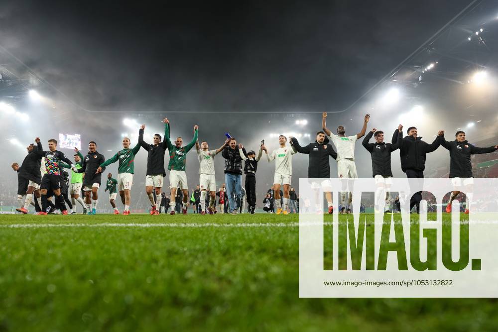 Final cheers of the team with the Augsburg fans, FC Augsburg vs FC Schalke 04, Football, DFB Pokal, 2 Runde, 29 10 2024 DFB regulations prohibit any use of photographs as image sequences and or quasi video Augsburg Bayern Germany