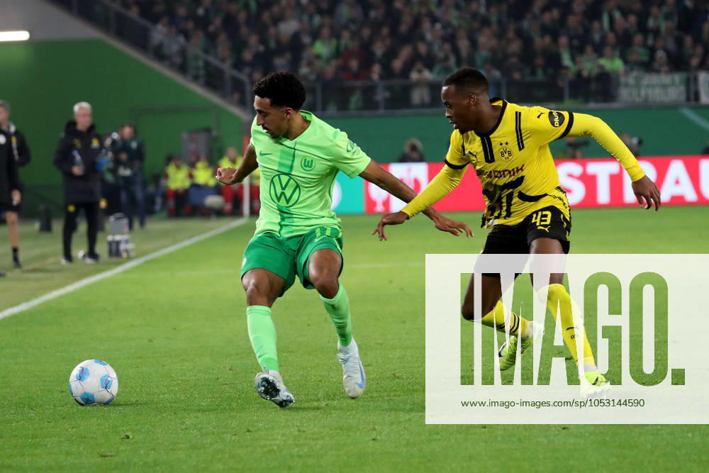 Fußball DFB Pokal 2 Runde, VfL Wolfsburg Borussia Dortmund, v l Tiago Tomas VfL Wolfsburg Jamie Bynoe Gittens Borussia Dortmund Zweikampf, Aktion, action, battle for the ball Wolfsburg