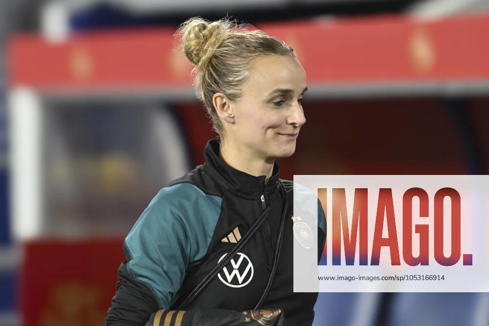 Lina Magull Germany 27 Portrait, half portrait, picture, single, single shot, picture, single, solo, alone, 28 10 2024 Soccer women international match Germany vs Australia, Schauinsland Reisen Arena, Duisburg, NRW Germany