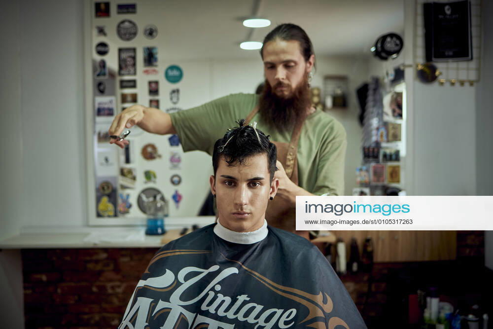 A young boy sitting in the hairdresser s shop while his hair is being cut Jaén, AL, Spain CR_NNSU201001-516711-01 ,model released, Symbolfoto ,property released
