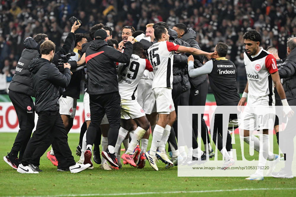 Fußball DFB Pokal 2 Runde, Eintracht Frankfurt Borussia Mönchengladbach, v l Jubel, Freude, Emotionen über den Sieg bei der Eintracht Frankfurt am Main