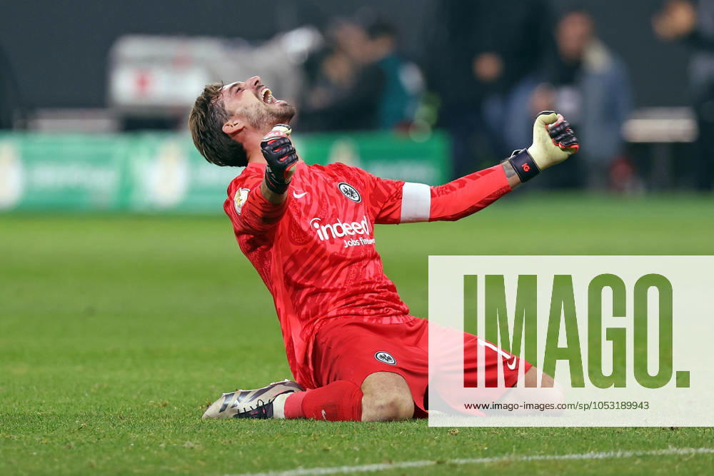 Fußball DFB Pokal, 2 Runde, Eintracht Frankfurt Borussia Mönchengladbach Kevin Trapp Eintracht Frankfurt celebrates the 2 1 victory in the DFB Pokal against Borussia Mönchengladbach Frankfurt am Main