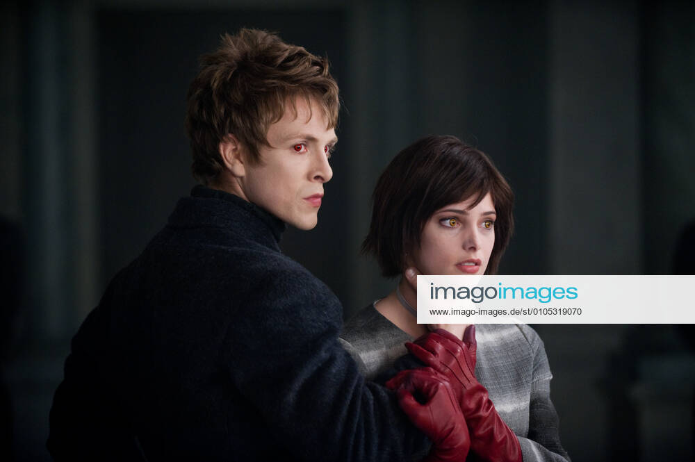 THE TWILIGHT SAGA : NEW MOON CHARLIE BEWLEY, ASHLEY GREENE Date: 2009 Mandatory credit line: Image courtesy Summit Entertainment (C) 2009 Summit Entertainment. All Rights Reserved. Ronald Grant Archive Ma