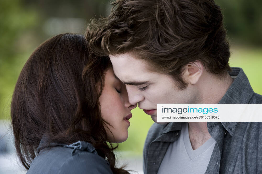 THE TWILIGHT SAGA : NEW MOON Bella and Edward (Robert Pattinson) Date: 2009 Mandatory credit line: Image courtesy Summit Entertainment ? 2008 Summit Entertainment. All rights reserved. Ronald Grant Archive Mary