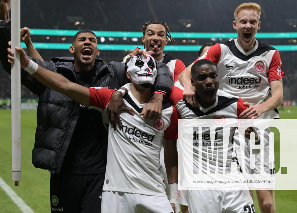 Omar Marmoush li puts on the Halloween mask for his goal celebration as a masked man after his goal to 2 1 with Niels Nkounkou right and team photographed at the soccer DFB Pokal match Eintracht Frankfurt against Borussia Mönchengladbach on 30 10 2024 in Frankfurt