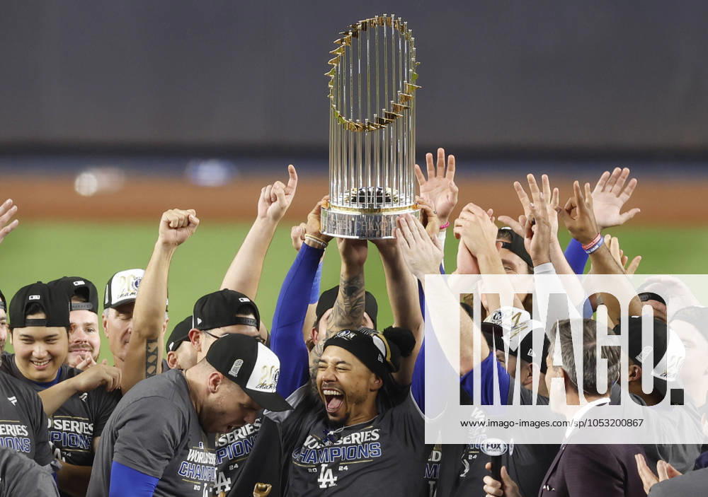 KW44 Bilder des Jahres 2024, Sport 10 Oktober Los Angeles Dodgers Mookie Betts holds the Commissioner s Trophy after the Dodgers beat the New York Yankees to win the MLB, Baseball Herren, USA World Series at Yankee Stadium in New York City on Wednesday, October 30, 2024. The Dodgers won the best-of-seven series 4-1. NYP20241030364 JOHNxANGELILLO