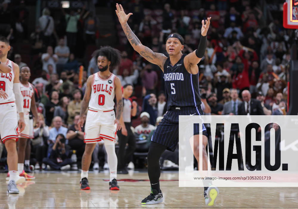 CHICAGO, IL - OCTOBER 30: Orlando Magic forward Paolo Banchero (5) reacts after making a shot but did not count as he left his hand after the clock was at zero during the second half against the Chicago Bulls on October 30, 2024 at the United Center in Chicago, Illinois. (Photo by Melissa Tamez Icon Sportswire) NBA, Basketball Herren, USA OCT 30 Magic at Bulls Icon24103070