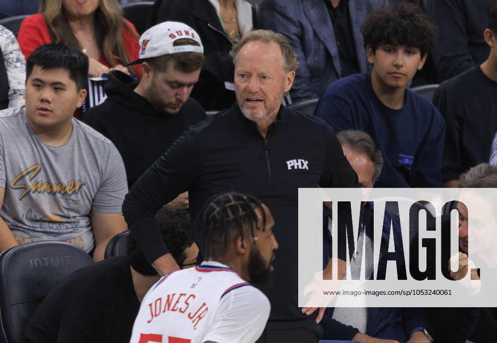 Head coach, Mike Budenholzer of the Phoenix Suns during their regular season NBA, Basketball Herren, USA game against the Los Angeles Clippers on Thursday October 31, 2024 at Intuit Dome Arena in Inglewood, California. JAVIER ROJAS PI Inglewood USA - ZUMAp124 20241031_zaa_p124_061