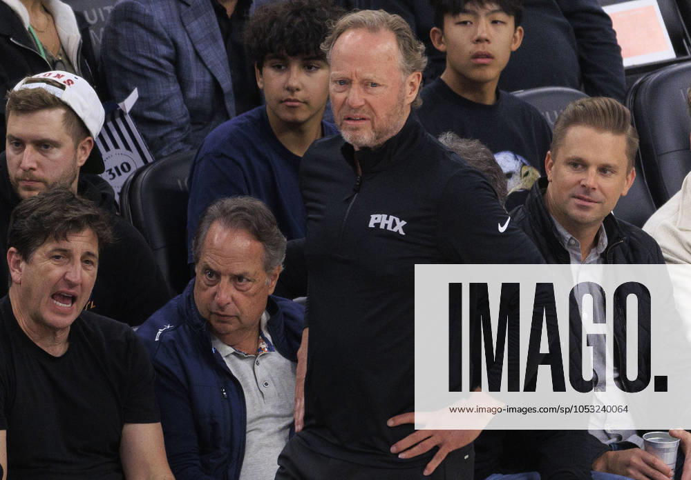 Head coach, Mike Budenholzer of the Phoenix Suns during their regular season NBA, Basketball Herren, USA game against the Los Angeles Clippers on Thursday October 31, 2024 at Intuit Dome Arena in Inglewood, California. JAVIER ROJAS PI Inglewood USA - ZUMAp124 20241031_zaa_p124_064