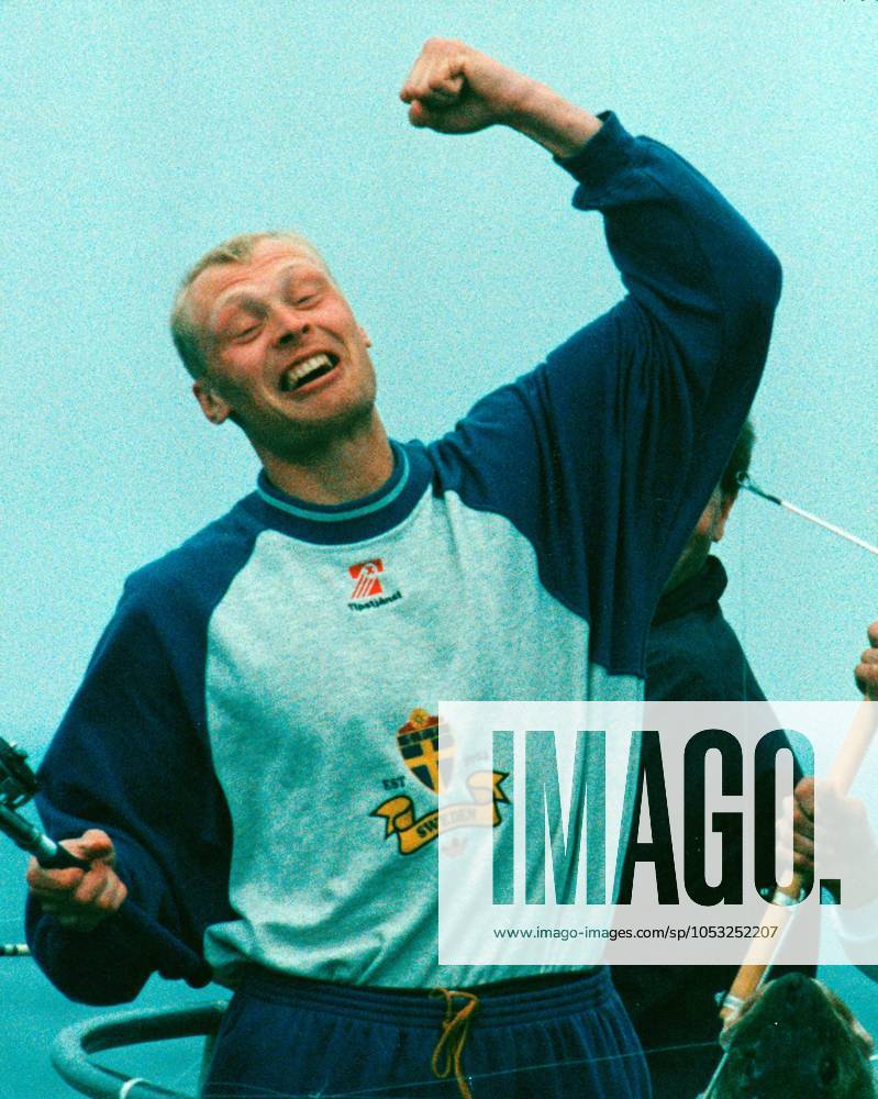 Klas Ingesson, soccer player Sweden national team, Nationalteam fishing cod in Varberg at a national team gathering before the World Cup, happy, cheering 1994 06 02 c KJELLERAS PETER Aftonbladet IBL Bildbyra EXPRESSEN OUT AFTONBLADET 4586 Sweden football