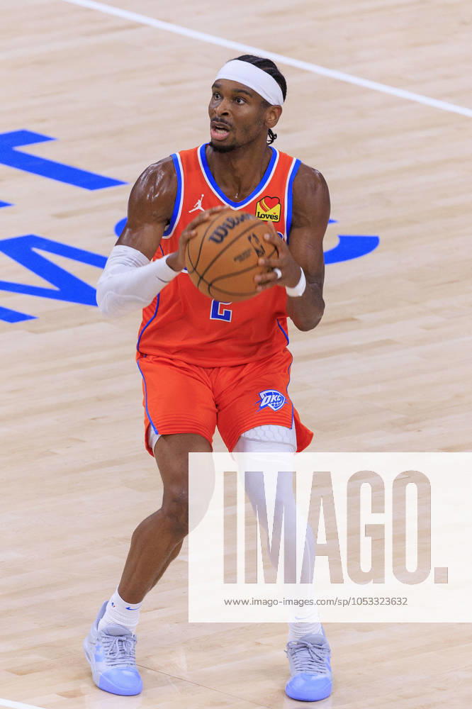 Shai Gilgeous-Alexander 2 of the Oklahoma City Thunder during their regular season NBA, Basketball Herren, USA game against the Los Angeles Clippers on Saturday November 2, 2024 at Intuit Dome Arena in Inglewood, California. Clippers lose to Thunder, 92-105. JAVIER ROJAS PI Inglewood USA - ZUMAp124 20241102_zaa_p124_080