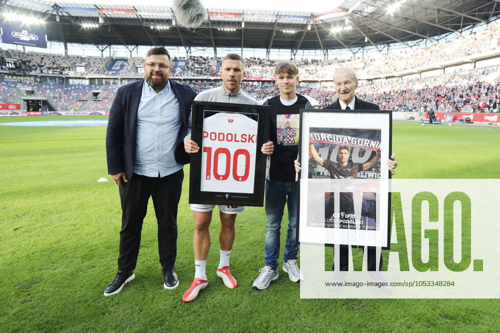 Fußball, Gornik Zabrze - Jagiellonia Bialystok, Ehrung für Lukas Podolski 03.11.2024, ZABRZE GORNIK ZABRZE - JAGIELLONIA BIALYSTOK 14 KOLEJKA PKO BP EKSTRAKLASA SEZON 2024 25 PILKA NOZNA LUKASZ MILIK, LUKAS PODOLSKI, LOUIS PODOLSKI, STANISLAW OSLIZLO FOT. DARIUSZ HERMIERSZ NEWSPIX.PL --- newspix.pl