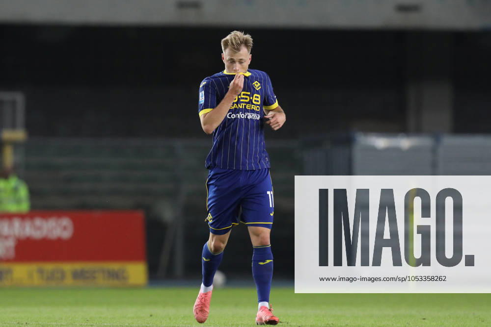 CASPER TENGSTEDT 11 of HELLAS VERONA scores his side s first goal in the Matchday 11 of the Lega Serie A 2024 25 between HELLAS VERONA and AS ROMA at the Stadio Bentegodi in Verone, Italy Verone Italy - ZUMAc179 20241103_zep_c179_020