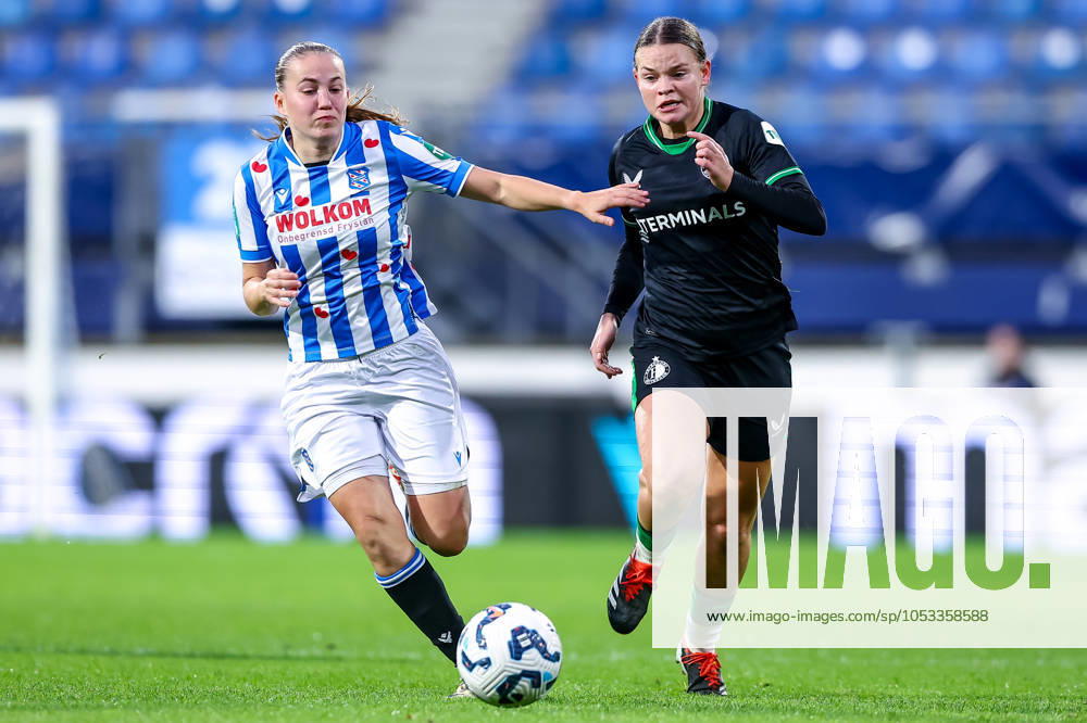 2024-11-02 sc Heerenveen v Feyenoord - Dutch Azerion Womens Eredivisie HEERENVEEN, NETHERLANDS - NOVEMBER 2: Demi Werther of sc Heerenveen battles for the ball with Justine Brandau of Feyenoord during the Dutch Azerion Womens Eredivisie match between sc Heerenveen and Feyenoord at Abe Lenstra Stadion on November 2, 2024 in Heerenveen, Netherlands. (Photo by Pieter van der Woude BSR Agency) Heerenveen Netherlands Content not available for redistribution in The Netherlands directly or indirectly through any third parties.