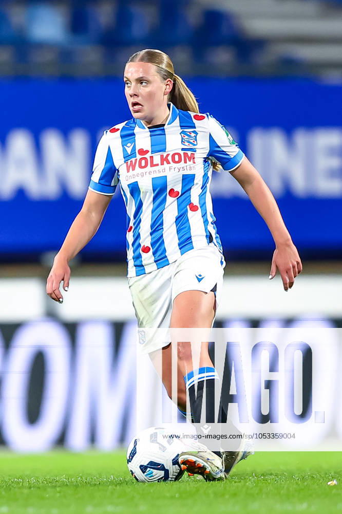 2024-11-02 sc Heerenveen v Feyenoord - Dutch Azerion Womens Eredivisie HEERENVEEN, NETHERLANDS - NOVEMBER 2: Eef Smits of sc Heerenveen dribbles with the ball during the Dutch Azerion Womens Eredivisie match between sc Heerenveen and Feyenoord at Abe Lenstra Stadion on November 2, 2024 in Heerenveen, Netherlands. (Photo by Pieter van der Woude BSR Agency) Heerenveen Netherlands Content not available for redistribution in The Netherlands directly or indirectly through any third parties.