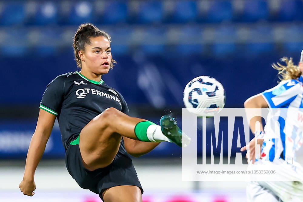 2024-11-02 sc Heerenveen v Feyenoord - Dutch Azerion Womens Eredivisie HEERENVEEN, NETHERLANDS - NOVEMBER 2: Jada Conijnenberg of Feyenoord controlls the ball during the Dutch Azerion Womens Eredivisie match between sc Heerenveen and Feyenoord at Abe Lenstra Stadion on November 2, 2024 in Heerenveen, Netherlands. (Photo by Pieter van der Woude BSR Agency) Heerenveen Netherlands Content not available for redistribution in The Netherlands directly or indirectly through any third parties.