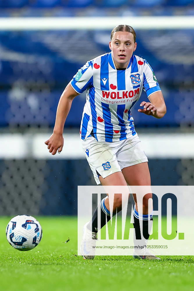 2024-11-02 sc Heerenveen v Feyenoord - Dutch Azerion Womens Eredivisie HEERENVEEN, NETHERLANDS - NOVEMBER 2: Eef Smits of sc Heerenveen runs with the ball during the Dutch Azerion Womens Eredivisie match between sc Heerenveen and Feyenoord at Abe Lenstra Stadion on November 2, 2024 in Heerenveen, Netherlands. (Photo by Pieter van der Woude BSR Agency) Heerenveen Netherlands Content not available for redistribution in The Netherlands directly or indirectly through any third parties.