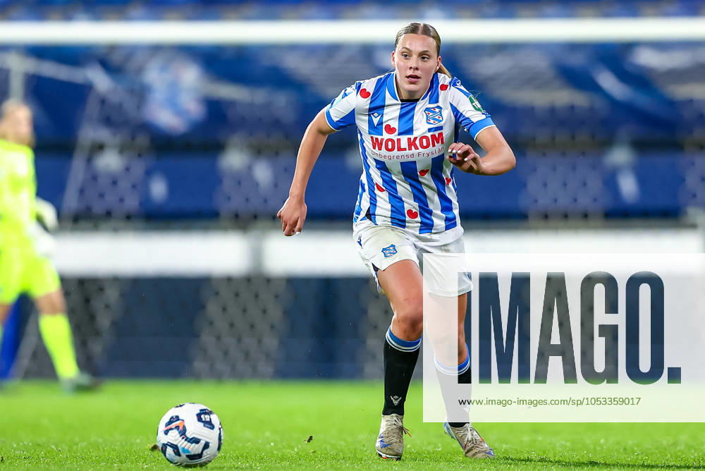 2024-11-02 sc Heerenveen v Feyenoord - Dutch Azerion Womens Eredivisie HEERENVEEN, NETHERLANDS - NOVEMBER 2: Eef Smits of sc Heerenveen runs with the ball during the Dutch Azerion Womens Eredivisie match between sc Heerenveen and Feyenoord at Abe Lenstra Stadion on November 2, 2024 in Heerenveen, Netherlands. (Photo by Pieter van der Woude BSR Agency) Heerenveen Netherlands Content not available for redistribution in The Netherlands directly or indirectly through any third parties.