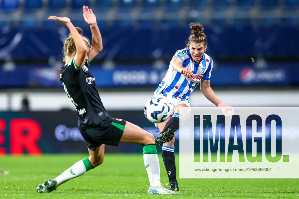 2024-11-02 sc Heerenveen v Feyenoord - Dutch Azerion Womens Eredivisie HEERENVEEN, NETHERLANDS - NOVEMBER 2: Chantal Schouwstra of sc Heerenveen is challenged by Esmee De Graaf of Feyenoord during the Dutch Azerion Womens Eredivisie match between sc Heerenveen and Feyenoord at Abe Lenstra Stadion on November 2, 2024 in Heerenveen, Netherlands. (Photo by Pieter van der Woude BSR Agency) Heerenveen Netherlands Content not available for redistribution in The Netherlands directly or indirectly through any third parties.