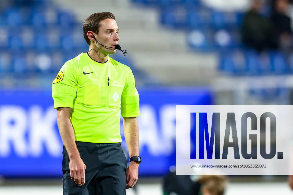2024-11-02 sc Heerenveen v Feyenoord - Dutch Azerion Womens Eredivisie HEERENVEEN, NETHERLANDS - NOVEMBER 2: Referee Tommy Postma during the Dutch Azerion Womens Eredivisie match between sc Heerenveen and Feyenoord at Abe Lenstra Stadion on November 2, 2024 in Heerenveen, Netherlands. (Photo by Pieter van der Woude BSR Agency) Heerenveen Netherlands Content not available for redistribution in The Netherlands directly or indirectly through any third parties.