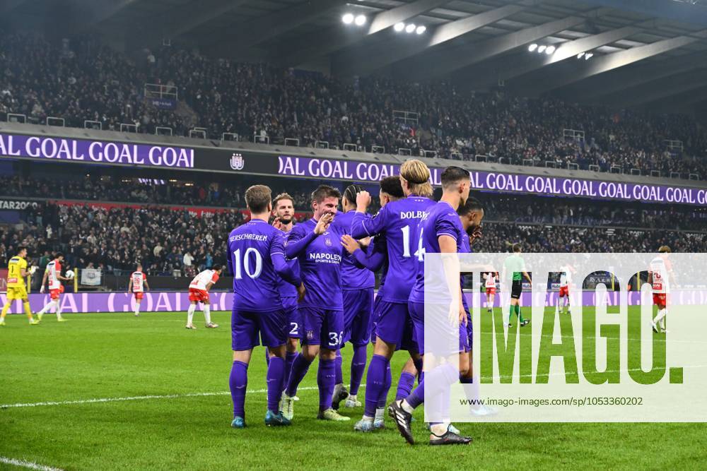 RSC Anderlecht v KV Kortrijk - Jupiler Pro League ANDERLECHT, BELGIUM - NOVEMBER 03 : Stroeykens Mario midfielder of RSC Anderlecht celebrates scoring a goal with teammates during the Jupiler Pro League match between RSC Anderlecht and KV Kortrijk on November 3, 2024 in Anderlecht, Belgium, 03 11 2024 Anderlecht Belgium