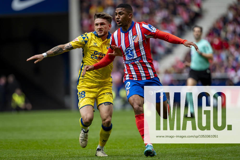 Atletico de Madrid vs UD Las Palmas - La Liga EA Sports 2024 25 Samuel Lino of Atletico de Madrid (R) in action against Victor Alvarez Rozada (Viti) of UD Las Palmas (L) during the La Liga EA Sports 2024 25 football match between Atletico de Madrid and UD Las Palmas at Estadio Riyadh Air Metropolitano on November 03, 2024 in Madrid, Spain. Madrid Estadio Riyadh Air Metropolitan Madrid Spain