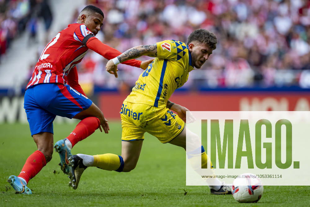 Atletico de Madrid vs UD Las Palmas - La Liga EA Sports 2024 25 Victor Alvarez Rozada (Viti) of UD Las Palmas (R) fights for the ball against Samuel Lino of Atletico de Madrid (L) during the La Liga EA Sports 2024 25 football match between Atletico de Madrid and UD Las Palmas at Estadio Riyadh Air Metropolitano on November 03, 2024 in Madrid, Spain. Madrid Estadio Riyadh Air Metropolitan Madrid Spain