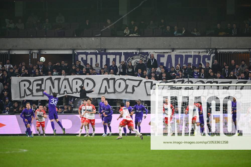 RSC Anderlecht v KV Kortrijk - Jupiler Pro League ANDERLECHT, BELGIUM - NOVEMBER 03 : Supporters and fans Renard Olivier CEO Sports of RSC Anderlecht during the Jupiler Pro League match between RSC Anderlecht and KV Kortrijk on November 3, 2024 in Anderlecht, Belgium, 03 11 2024 Anderlecht Belgium