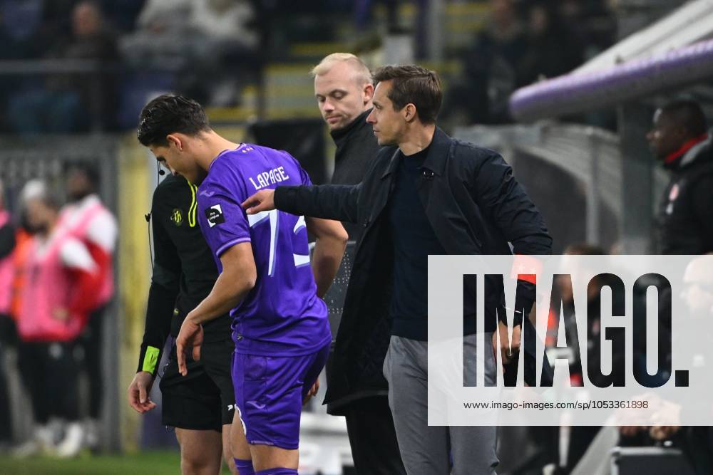 RSC Anderlecht v KV Kortrijk - Jupiler Pro League ANDERLECHT, BELGIUM - NOVEMBER 03 : Lapage Amando defender of RSC Anderlecht, Hubert David head coach of RSC Anderlecht during the Jupiler Pro League match between RSC Anderlecht and KV Kortrijk on November 3, 2024 in Anderlecht, Belgium, 03 11 2024 Anderlecht Belgium