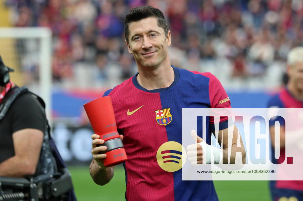 FC Barcelona, Barca v RCD Espanyol de Barcelona - La Liga EA Sports Robert Lewandowski holds the MVP trophy for the month of October before the match between FC Barcelona and RCD Espanyol, corresponding to week 12 of LaLiga EA Sports, at the Lluis Companys Stadium in Barcelona, Spain, on November 3, 2024. Barcelona Barcelona Spain