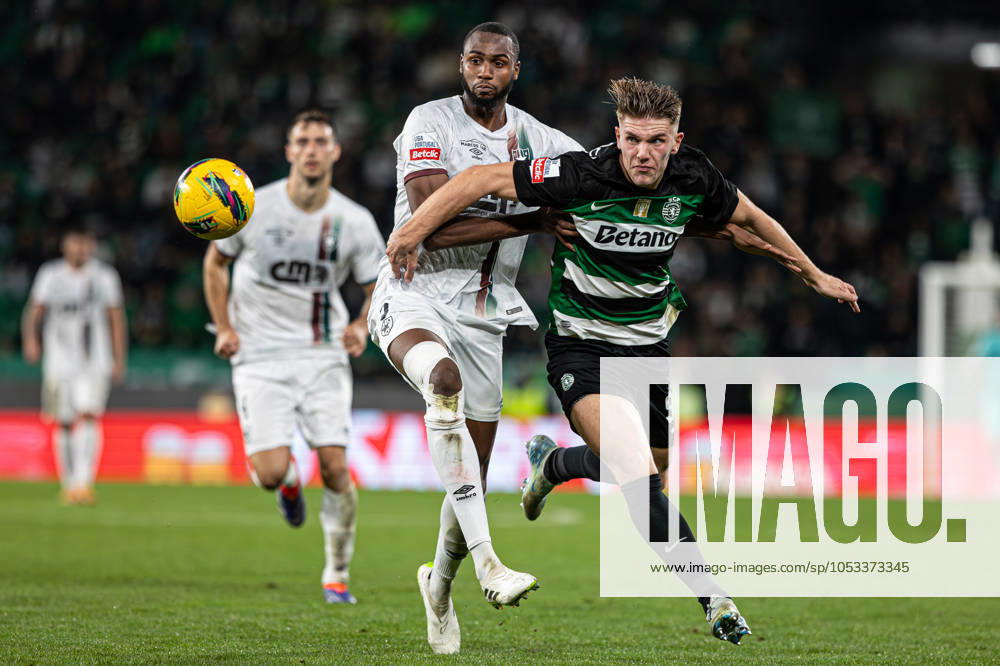 Sporting CP Vs CF Estrela da Amadora in Lisboa - 01 Nov 2024 (R-L) Viktor Gyokeres of Sporting CP with Issiar Drame of CF Estrela da Amadora in action during the match between Sporting CP and CF Estrela da Amadora for the Liga Portugal Betclic at Estadio Jose Alvalade. (Final score: Sporting CP 5 - 1 CF Estrela da Amadora) Lisboa Portugal