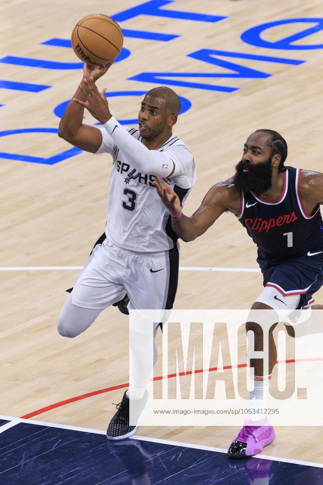 Chris Paul 3 of the San Antonio Spurs passes the ball as James Harden 1 of the Los Angeles Clippers defends during their regular season NBA, Basketball Herren, USA game on Monday November 4, 2024 at Intuit Dome in Inglewood, California. Clippers defeat Spurs, 113-104. ARIANA RUIZ PI Inglewood U.S - ZUMAp124 20241104_zaa_p124_005