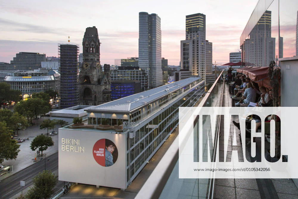 Berlin City West From the roof terrace of the 25hours Hotel visitors have a panoramic view over the Berlin City West with the Bikini Sopping mall of the Gedaechtniskirche, the new Waldorf Astoria Hotel, as well as the new Upper West Hochaus, 25 09 2016 Berlin Berlin Deutschland
