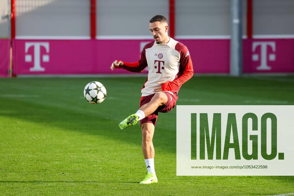 Arijon Ibrahimovic FC Bayern Muenchen, 20 with ball at training, Ger, Final training, FC Bayern Muenchen, Football, UEFA Champions League, Matchday 4, 2024 2025 season, 05 11 2024, Ger, Final training, FC Bayern Muenchen, Football, UEFA Champions League, Matchday 4, 2024 2025 season, 05 11 2024 Muenchen