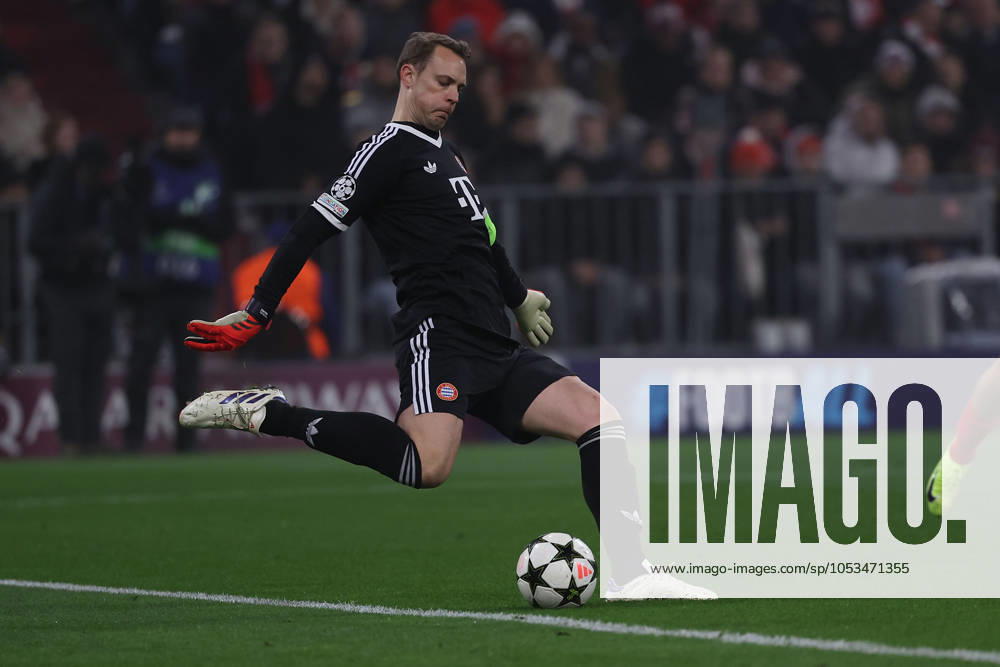 Munich, Alianz Arena UEFA Champions League 2024 25 on 6 11 2024 Matchday 4 FC Bayern Munich SL Benfica v l , Manuel Neuer FC Bayern Munich on the ball, cropped image, single image, full body, action, action scene