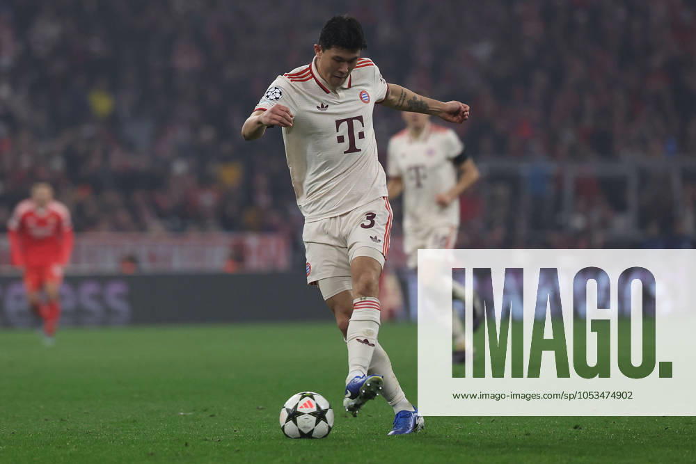 Munich, Alianz Arena UEFA Champions League 2024 25 on 6 11 2024 Matchday 4 FC Bayern Munich SL Benfica v l , Minjae Kim FC Bayern Munich on the ball, cropped image, single image, full body, action, action scene