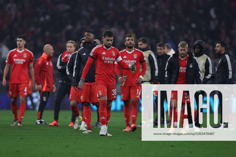 Munich, Alianz Arena UEFA Champions League 2024 25 on 6 11 2024 Matchday 4 FC Bayern Munich SL Benfica v l , Nicolas Otamendi S L Benfica disappointed, disappointed looking, dissapointed, sad, frustrated, frustrated, after the match thanks the fans, applauds the fans