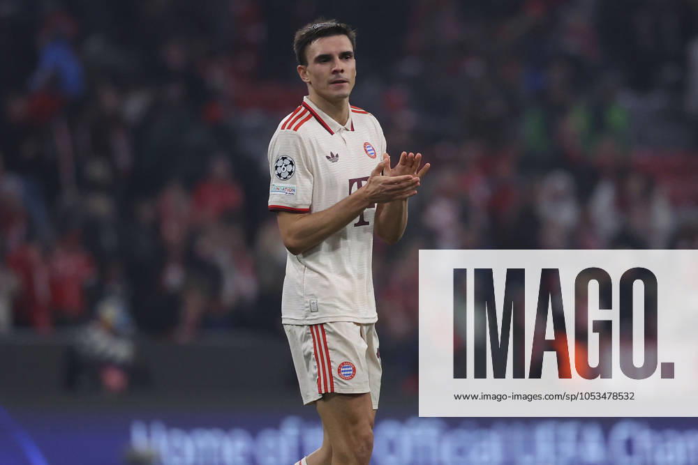 Munich, Alianz Arena UEFA Champions League 2024 25 on 6 11 2024 Matchday 4 FC Bayern Munich SL Benfica v l , Joao Palhinha FC Bayern Munich thanks the fans, thanks team after the match, after the match thanks the fans, applauds the fans