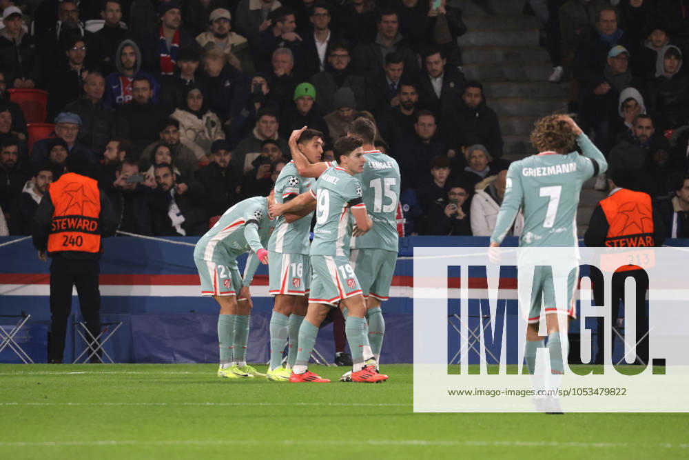 France - UEFA Champions League Paris Saint Germain vs. Atletico de Madrid - 06 11 2024 FRANCE, PARIS, NOVEMBER 06. Nahuel Molina of Atletico de Madrid (16) celebrates with his teammates after scoring a goal during the UEFA Champions League football match between Paris Saint Germain and Atletico de Madrid on November 06, 2024 at Parc des Princes in Paris, France. Photo by Manuel Blondeau AOP.Press Paris Parc des Princes France