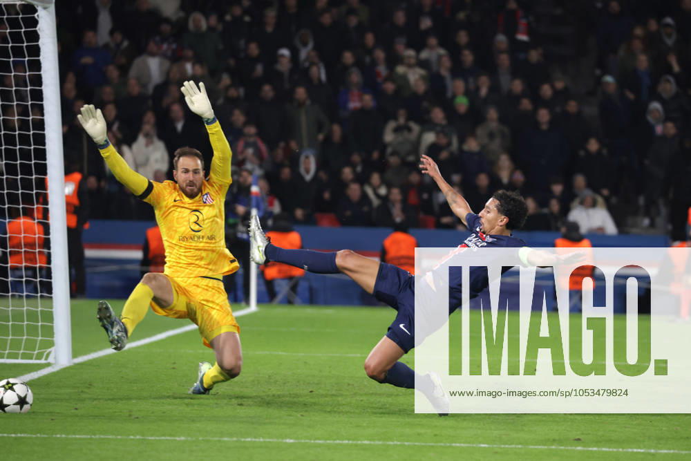 France - UEFA Champions League Paris Saint Germain vs. Atletico de Madrid - 06 11 2024 FRANCE, PARIS, NOVEMBER 06. Marquinhos of Paris SG misses a chance to score a goal under pressure from Jan Oblak of Atletico de Madrid during the UEFA Champions League football match between Paris Saint Germain and Atletico de Madrid on November 06, 2024 at Parc des Princes in Paris, France. Photo by Manuel Blondeau AOP.Press Paris Parc des Princes France