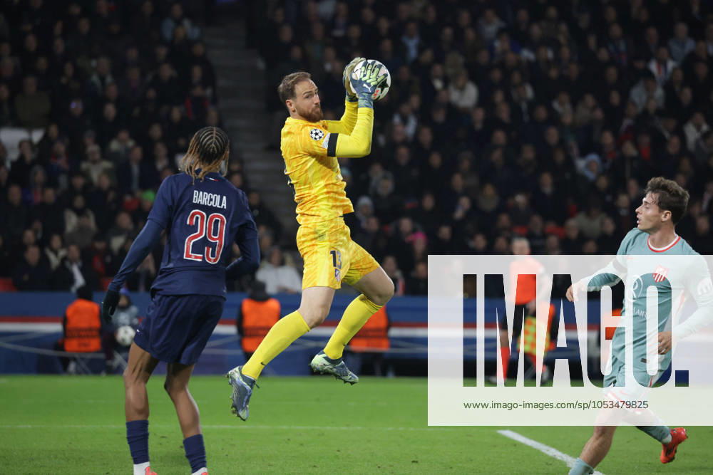 France - UEFA Champions League Paris Saint Germain vs. Atletico de Madrid - 06 11 2024 FRANCE, PARIS, NOVEMBER 06. Jan Oblak of Atletico de Madrid makes.a save during the UEFA Champions League football match between Paris Saint Germain and Atletico de Madrid on November 06, 2024 at Parc des Princes in Paris, France. Photo by Manuel Blondeau AOP.Press Paris Parc des Princes France