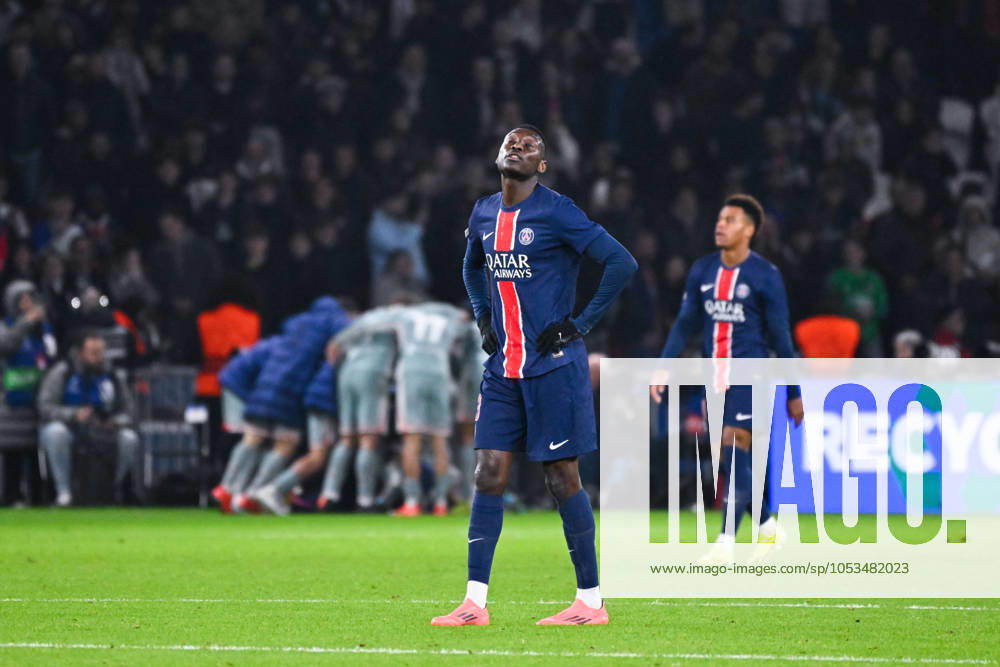 Randal Kolo Muani ( 23 - PSG ) looks dejected during the UEFA Champions League match between Paris Saint Germain and Atletico de Madrid at Parc Des Princes on November 06, 2024 in Paris, France. ( Photo by federico pestellini panoramic ) - FOOTBALL : PSG vs Atletico de Madrid - Ligue des Champions - 06 11 2024 FedericoPestellini Panoramic