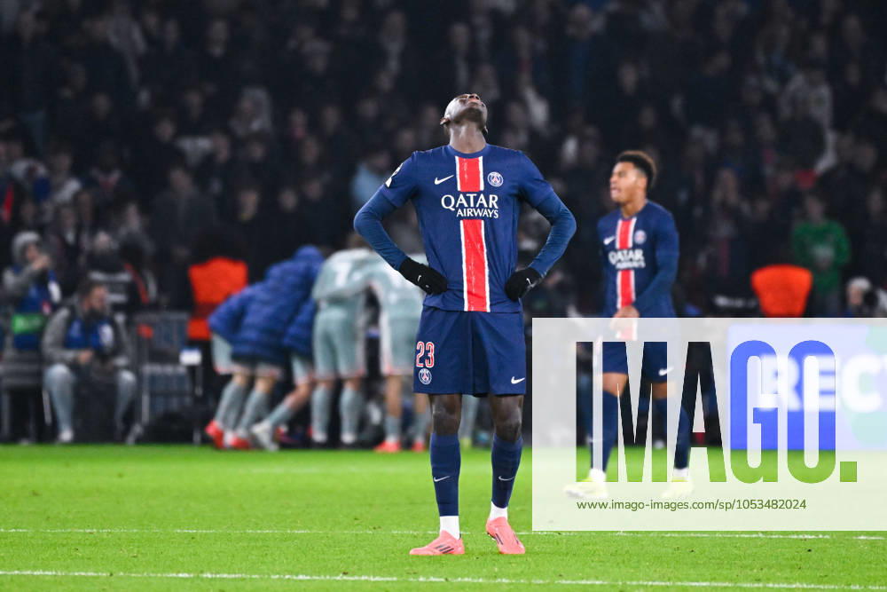 Randal Kolo Muani ( 23 - PSG ) looks dejected during the UEFA Champions League match between Paris Saint Germain and Atletico de Madrid at Parc Des Princes on November 06, 2024 in Paris, France. ( Photo by federico pestellini panoramic ) - FOOTBALL : PSG vs Atletico de Madrid - Ligue des Champions - 06 11 2024 FedericoPestellini Panoramic