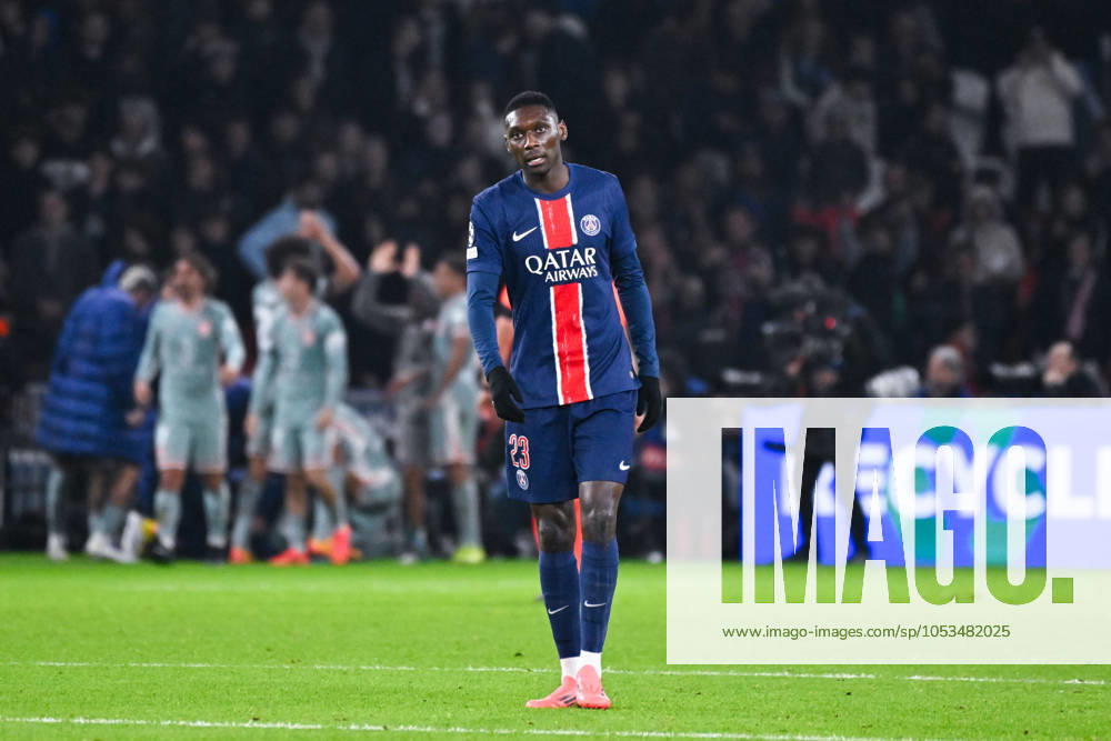 Randal Kolo Muani ( 23 - PSG ) looks dejected during the UEFA Champions League match between Paris Saint Germain and Atletico de Madrid at Parc Des Princes on November 06, 2024 in Paris, France. ( Photo by federico pestellini panoramic ) - FOOTBALL : PSG vs Atletico de Madrid - Ligue des Champions - 06 11 2024 FedericoPestellini Panoramic
