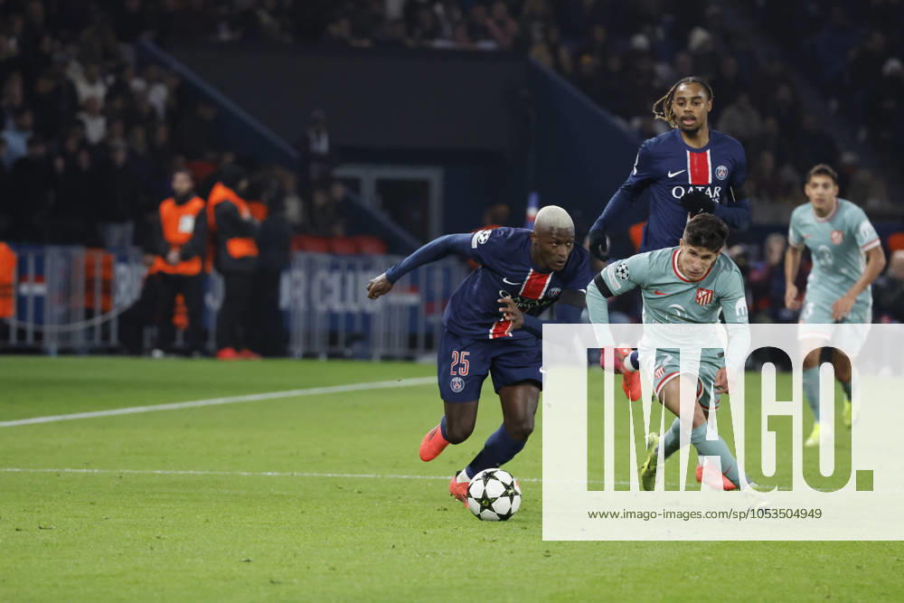 Football : PSG - Atletico Madrid (1-2). 6 Novembre 2024 - Paris, France : PSG vs Atletico Madrid dans la premiere phase de la Ligue des Champions de football. Atleico Madrid bat PSG 2-1. Nuno Mendes (Paris en maillot bleu) contre Giuliano Simeone (Atletico en maillot rbleu ciel) ici en action. (Photo Henri Szwarc Starface) 311231 2024-11-06 Paris France