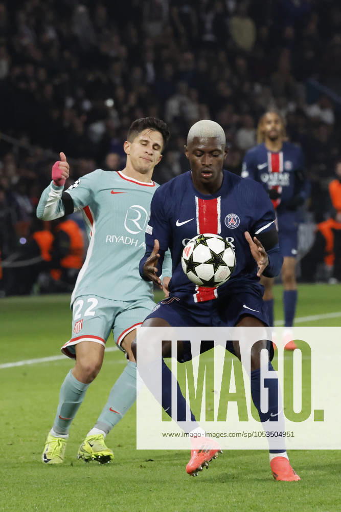 Football : PSG - Atletico Madrid (1-2). 6 Novembre 2024 - Paris, France : PSG vs Atletico Madrid dans la premiere phase de la Ligue des Champions de football. Atleico Madrid bat PSG 2-1. Nuno Mendes (Paris en maillot bleu) contre Giuliano Simeone (Atletico en maillot rbleu ciel) ici en action. (Photo Henri Szwarc Starface) 311231 2024-11-06 Paris France