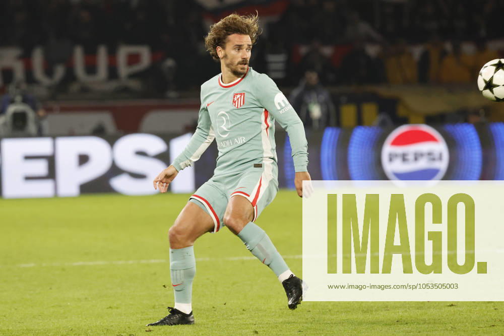 Football : PSG - Atletico Madrid (1-2). 6 Novembre 2024 - Paris, France : PSG vs Atletico Madrid dans la premiere phase de la Ligue des Champions de football. Atleico Madrid bat PSG 2-1. Antoine Griezmann (Atletico en maillot rbleu ciel) ici en action. (Photo Henri Szwarc Starface) 311231 2024-11-06 Paris France